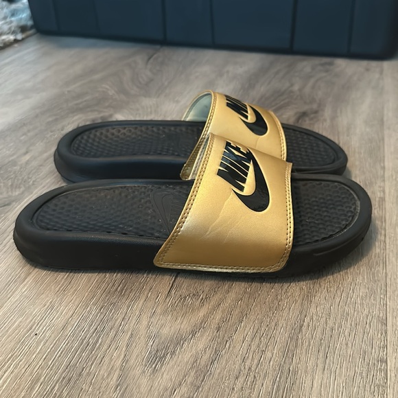 Nike’s women’s benassi just do it gold slide size 7 - Picture 6 of 8
